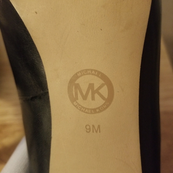 Used MICHEAL Micheal Kors Pointy Toe High Heel Pump Sz 9 Black - Picture 6 of 7